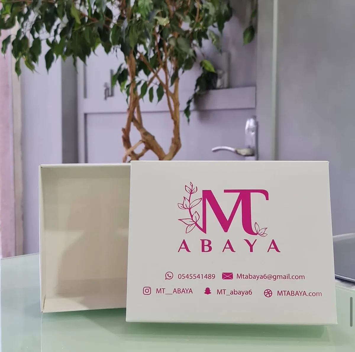 علبة كرتون مطبوعة بشعار متجر أزياء